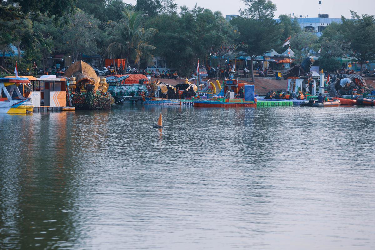 Penampakan 43 Perahu Unik Hasil Kreasi Pasukan Oranye DKI Jakarta