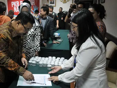 Anggota Fraksi PKB mendaftar untuk mengikuti tes narkoba di Gedung DPR, Senayan, Jakarta, Rabu (16/3). Tes urine yang bekerjasama dengan BNN itu diikuti 36 anggota dewan untuk mengantisipasi penyalahgunaan narkoba. (Liputan6.com/Johan Tallo)