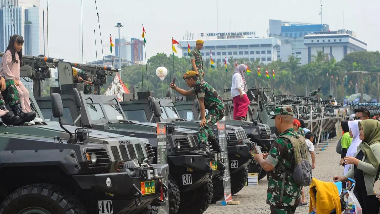 Menjelang HUT ke-78 TNI pada 5 Oktober 2023 mendatang, sejumlah Alat Utama Sistem Senjata (Alutsista) dari tiga matra TNI (AL, AU, dan AD) ditampilkan di Lapangan Monas, Jakarta, Munggu (24/09/2023).