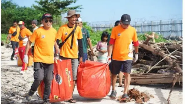 Aksi Nyata Mengalirkan Kemurnian serta Kesegaran dengan Membersihkan Pantai Bali