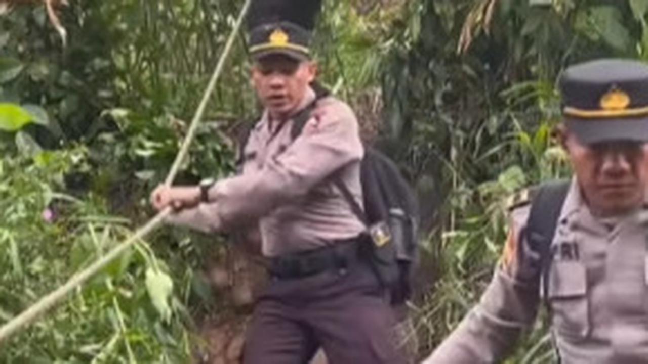 Momen Kocak Anggota Polisi 'Nyungsep' saat Susuri Hutan di Jalan Sempit dan Licin, Aksi Cuek Teman-temannya jadi Sorotan
