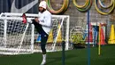 Penyerang Paris Saint-Germain Neymar mengikuti sesi latihan jelang menghadapi Club Brugge pada laga Grup A Liga Champions di Saint-Germain-en-Laye, Paris, Prancis, Selasa (5/11/2019). (FRANCK FIFE/AFP)