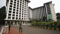 Personel TNI beraktivitas di sekitar Masjid Istiqlal, Jakarta, Rabu (1/3). H-1 jelang kedatangan Raja Arab Saudi Salman bin Abdulaziz al-Saud pada Kamis (2/3/2017), aktivitas di Masjid Istiqlal relatif normal. (Liputan6.com/Immanuel Antonius)