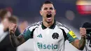 Pemain Newcastle, Bruno Guimaraes merayakan kemenangan timnya atas West Ham dalam laga lanjutan Liga Inggris 2024/2025 di London Stadium, London, Inggris, Selasa (11/03/2025) dini hari WIB. (AP Photo/PA/Zac Goodwin)