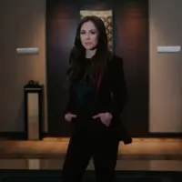 Gaya elegan Wulan Guritno dalam balutan jas. (credit:instagram.com/anggarcp/wulanguritno)