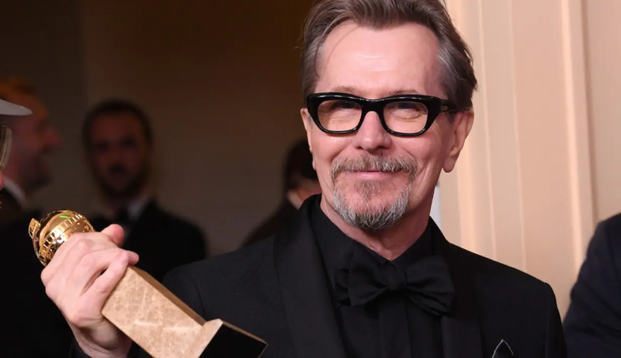 Hal tersebut terjadi pada 2001. Kendati demikian, perwakilan Gary berhasil membersihkan namanya mengenai kekerasan terhadap mantan istrinya. (IndieWire)