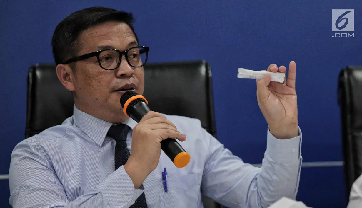 Dir Tipideksus Bareskrim Brigjen Agung Setya (kiri) menunjukkan kemasan gula rafinasi di Gedung Bareskrim, Jakarta, Rabu (1/11). Petugas berhasil mengamankan sebanyak 82.500 kemasan gula rafinasi yang siap konsumsi. (Liputan6.com/Faizal Fanani)