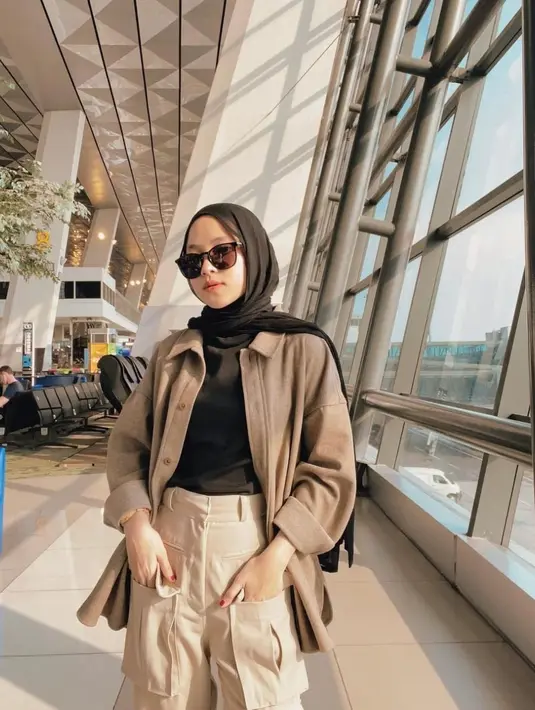 Ingin berpergian jauh? Kamu bisa tiru gaya Nissa Sabyan dengan inner hitam dan outer yang warnanya hampir senada dengan calana cargo. Jangan lupa sunglesses agar penampilanmu semakin slay [Instagram/nissa_sabyan]