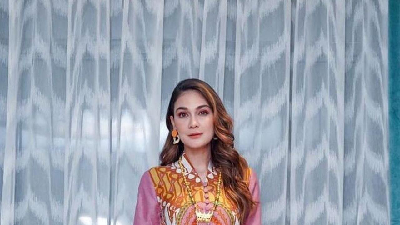 4. Pilih Atasan Batik yang Elegan untuk Acara Pesta atau Kondangan<br>