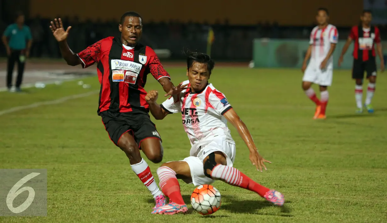 Pemain Persipura dan Persija berjibaku berebut penguasaan bola saat laga perdana Torabika Soccer Championship presented by IM3 Ooredoo di Stadion Mandala Jayapura, Papua, Jumat(29/4/2016). Kedua tim bermain imbang 1-1. (Liputan6.com/Helmi Fithriansyah)
