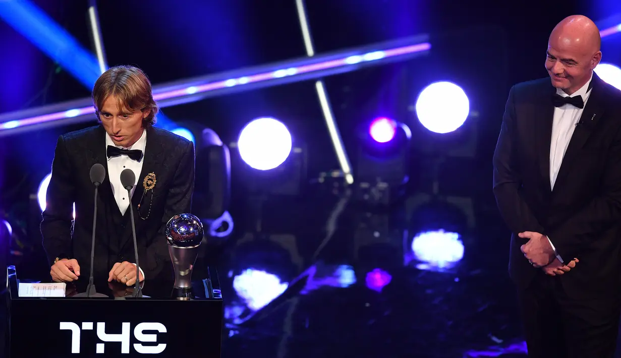 Presiden FIFA Gianni Infantino mengamati gelandang Real Madrid dan Timnas Kroasia, Luka Modric berpidato saat menerima penghargaan Pemain Terbaik Pria FIFA 2018 dalam acara The Best FIFA Football Awards 2018 di London, Senin (24/9). (Ben STANSALL/AFP)
