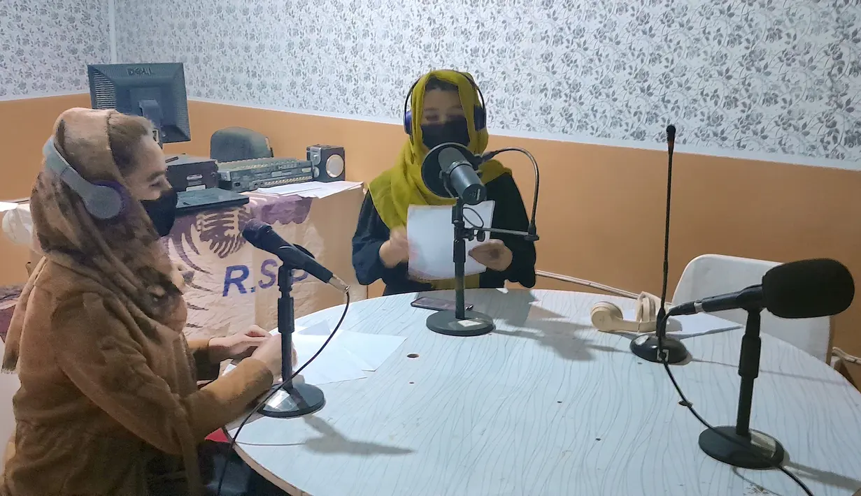 Moezuddin Ahmadi, direktur Informasi dan Kebudayaan di provinsi Badakhshan, mengatakan stasiun tersebut melanggar "hukum dan peraturan Imarah Islam" beberapa kali dengan menyiarkan lagu dan musik selama Ramadan. Akibat pelanggaran tersebut, stasiun radio ini pun ditutup.  (Sadai Banowan via AP)
