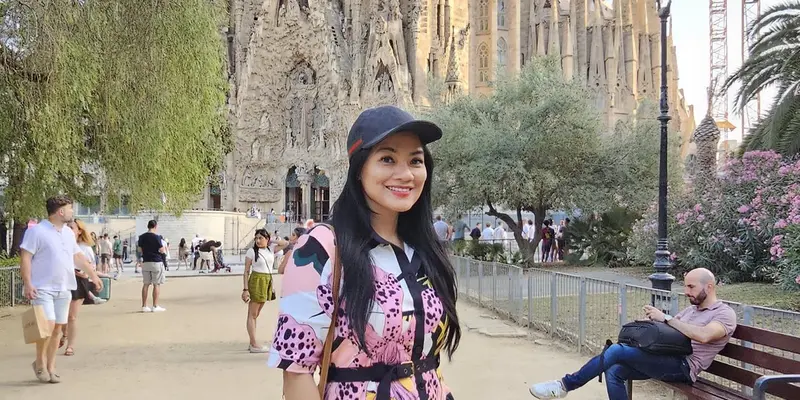 Potret Liburan Titi Kamal ke Barcelona, Abadikan Momen di Depan Katedral Sagrada Familia