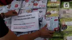Personel Ditresnarkoba Polda Metro Jaya menata barang bukti pengungkapan kasus peredaran gelap narkotika jaringan internasional Malaysia di halaman Polda Metro Jaya, Jakarta, Rabu (6/11/2024). (Liputan6.com/Herman Zakharia)