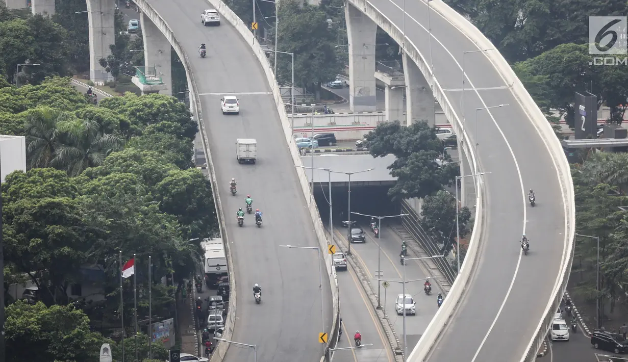 Kendaraan bermotor melintas di kawasan Jalan Layang Non Tol (JLNT) Tanah Abang - Kampung Melayu, Jakarta, Rabu (6/3). Mereka nekat menerobos JLNT untuk menghindari kemacetan. (Liputan6.com/Fery Pradolo)