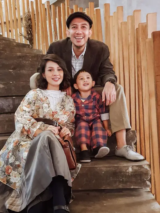 Dari pengamatannya saat berkunjung, Andien melihat anak-anak di sana masih bersemangat untuk belajar. Hanya saja tidak ada fasilitas yang memadai. Untuk itu, ia selalu membawa guru agar mereka mendapatkan ilmu baru. (Instagram/andienaisyah)