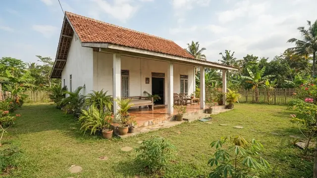 Rumah Kampung Sederhana dengan Teras Menghadap Halaman