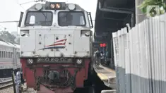 Penumpang menaiki kereta api jarak jauh di Stasiun Pasar Senen, Jakarta, Minggu (29/3/2020). PT KAI (Persero) Daop 1 Jakarta membatalkan sebanyak 28 perjalanan Kereta Api keberangkatan jarak jauh mulai 1 April - 1 Mei 2020 dalam upaya memutus penyebaran virus corona. (merdeka.com/Iqbal S Nugroho)