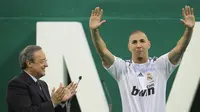 Presiden Real Madrid, Florentino Perez (kiri), memperkenalkan Karim Benzema yang baru dibeli dari Olympique Lyon, Juli 2009. Perez dikabarkan ingin membeli penyerang anyar asal Prancis. (AFP/Philippe Desmazes)
