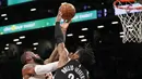 Pebasket Brooklyn Nets, Hollis-Jefferson, menghadang pebasket Cleveland Cavaliers, LeBron James, pada laga NBA di Barclay Arena, Senin (26/3/2018). Cleveland Cavaliers menang 121-114 atas Brooklyn Nets. (AP/Kathy Willens)