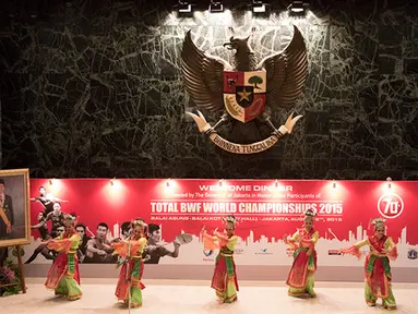 Penampilan tarian daerah membuka acara jamuan makan malam jelang Kejuaraan Dunia BWF 2015 di Balai Kota, Jakarta, Sabtu (8/8/2015). (Bola.com/Vitalis Yogi Trisna)