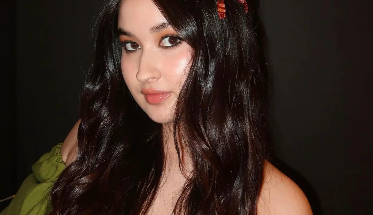 Tak hanya dress, Stephanie Poetri juga sematkan Batik sebagai pita yang menghiasi rambut wavy-nya [@stephaniepoetri]