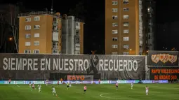 Suasana saat Rayo Vallecano melawan Barcelona pada pertandingan 16 besar Copa del Rey di Stadion Vallecas, Madrid, Spanyol, Rabu (27/1/2021). Barcelona melaju ke perempat final Copa del Rey usai mengalahkan Rayo Vallecano 2-1. (AP Photo/Manu Fernandez)