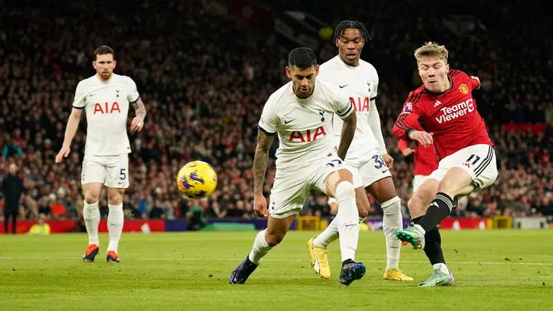 Pemain Manchester United Rasmus Hojlund (kanan) mencetak gol ke gawang Tottenham Hotspur pada pertandingan sepak bola Liga Inggris di Stadion Old Trafford, Manchester, Inggris, Minggu (14/1/2024). Manchester United gagal menaklukkan Tottenham Hotspur dan hanya mampu bermain imbang 2-2. (AP Photo/Dave Thompson)