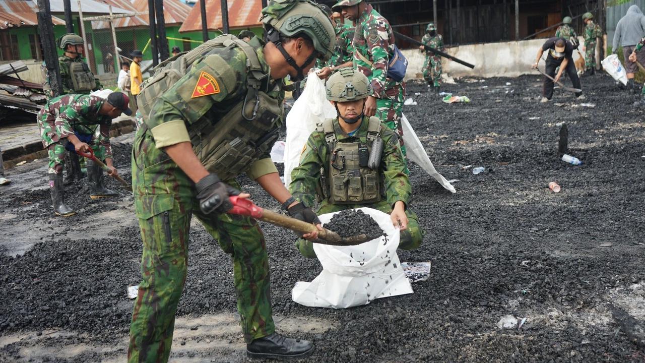 FOTO: TNI Polri dan Warga Bersihkan Kompleks YAPIS Deiyai Usai Pembakaran