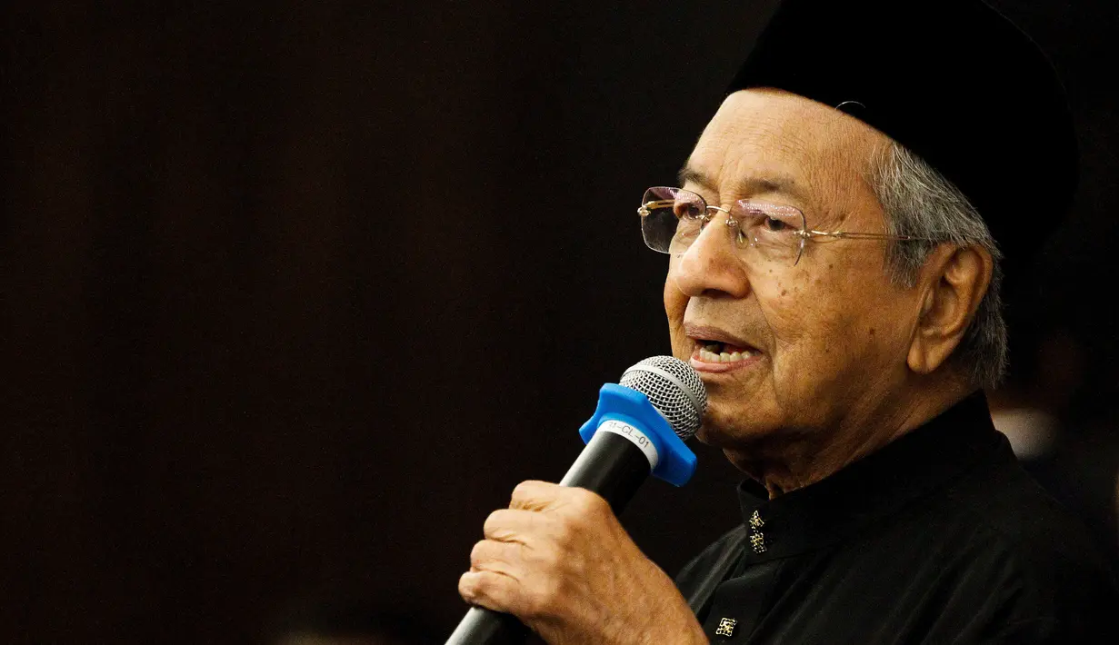 Perdana Menteri Malaysia baru, Mahathir Mohamad memberi keterangan saat konferensi pers di Petaling Jaya, Malaysia (10/8). Di usia 92 tahun, pemimpin koalisi oposisi Pakatan Harapan itu menjadi pemimpin terpilih tertua di dunia. (AP Photo / Sadiq Asyraf)