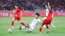 Pemain Timnas Indonesia U-23, Kadek Arel, berusaha mengahalau bola saat melawan Vietnam pada laga final Piala AFF U-23 2025 di Stadion Utama Gelora Bung Karno (SUGBK), Jakarta, Selasa (29/7/2025) malam WIB. (Bola.com/M Iqbal Ichsan)