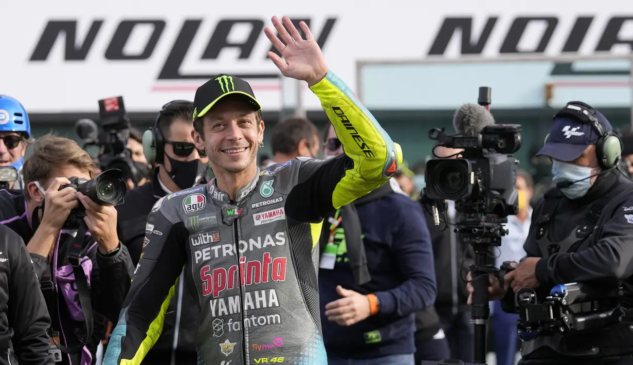 Lambaian tangan pembalap Petronas Yamaha SRT, Valentino Rossi, kepada para penggemarnya di akhir balapan MotoGP Emilia Romagna di sirkuit Misano, Minggu (24/10/2021). Musim ini merupakan kiprah terakhir Rossi melaju di lintasan MotoGP setelah bertarung lebih dari 20 tahun. (AP Photo/Antonio Calanni)