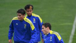 Pemain Juventus Federico Chiesa (kanan) menghadiri sesi latihan jelang menghadapi Zenit St. Petersburg pada pertandingan sepak bola Liga Champions di tempat latihan Continassa, Turin, Italia, 1 November 2021. (Isabella BONOTTO/AFP)