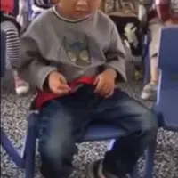 Kocak! Meski ngantuk berat, bocah ini masih sempatkan tepuk tangan. (Via: youtube.com)