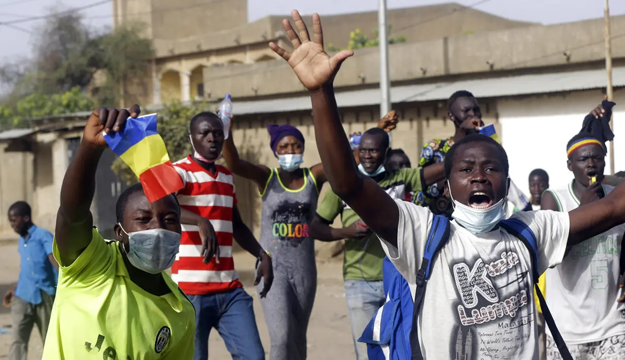Orang-orang melakukan protes di N'Djamena, Chad, Selasa (27/4/2021). Ribuan orang melakukan protes dan dua orang tewas dalam demonstrasi menentang aturan dewan militer transisi yang dipimpin putra Presiden Idriss Deby Itno yang terbunuh minggu lalu. (AP Photo/Sunday Alamba)