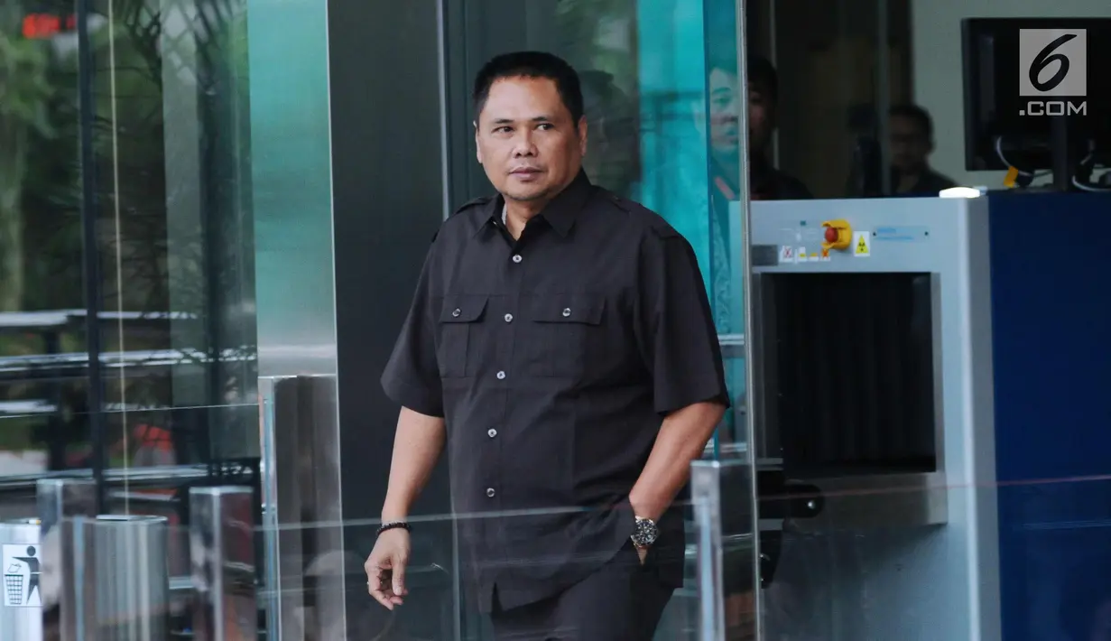 Anggota DPRD Jambi dari PDIP, Zainur Arfan usai diperiksa di Gedung KPK, Jakarta, Kamis (14/12). Ketua Fraksi PDIP Jambi tu diperiksa sebagai saksi tersangka Saifuddin terkait dugaan suap pengesahan RAPBD Jambi TA 2018. (Liputan6.com/Helmi Fithriansyah)