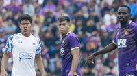Mochammad Fisabilillah (tengah) saat berseragam Persik Kediri dan melawan PSIS Semarang di Liga 1 2022/2023. (Bola.com/Dok PSIS)