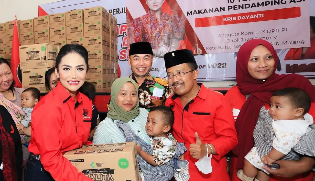 Salah satu kegiatan Krisdayanti di Batu, Malang. Menyerahkan bantuan makanan tambahan pendamping ASI (MPASI) sebanyak Total 10 Ton. (Foto: Instagram/@krisdayantilemos)