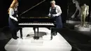 Namun, bintang utama dari acara ini adalah baby grand piano Yamaha kesayangan Mercury, yang diperkirakan akan terjual dengan harga 2 juta hingga 3 juta poundsterling ($ 2,5 juta hingga $ 3,8 juta). (AP Photo/Kirsty Wigglesworth)
