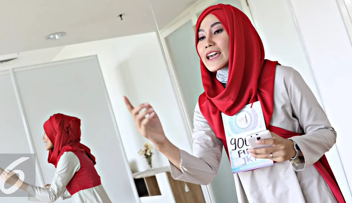 Peserta menunjukkan bakatnya saat mengikuti audisi Putri Muslimah Indonesia 2016, Jakarta, Minggu (24/4). Selain kemampuan membaca Al-Quran, para wanita ini diminta menunjukkan kemampuan yang dimiliki seperti akting,dll. (Liputan6.com/Immanuel Antonius)