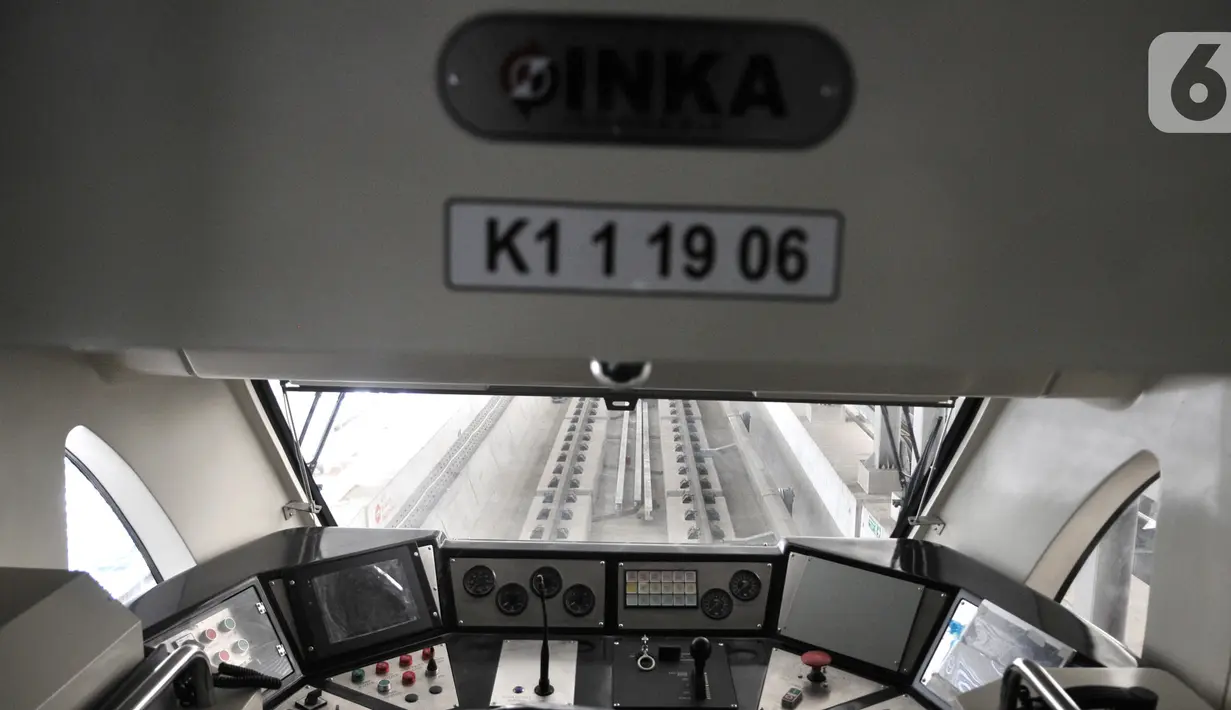 Desain ruang kemudi kereta LRT Jabodebek di Stasiun Harjamukti, Depok, Jawa Barat (13/10/2019). Interior kereta LRT juga dilengkapi dengan kursi prioritas dan khusus disabilitas serta sistem keamanan di dekat pintu keluar. (merdeka.com/Iqbal S. Nugroho)