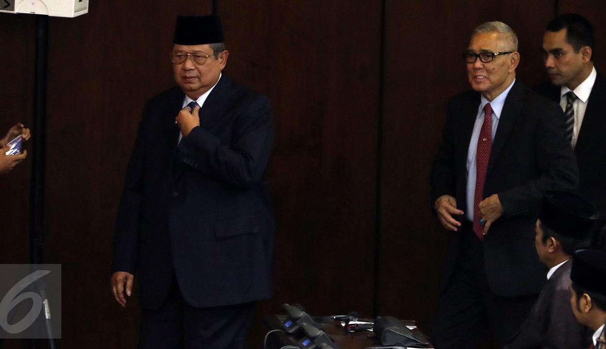Presiden RI keenam Susilo Bambang Yudhoyono (SBY) setibanya di Ruang Sidang Paripurna, Kompleks Parlemen, Senayan, , Jakarta, Kamis (2/3). SBY menghadiri acara kunjungan Raja Arab Saudi Salman bin Abdulaziz Al-Saud di‎ DPR. (Liputan6.com/Johan Tallo)