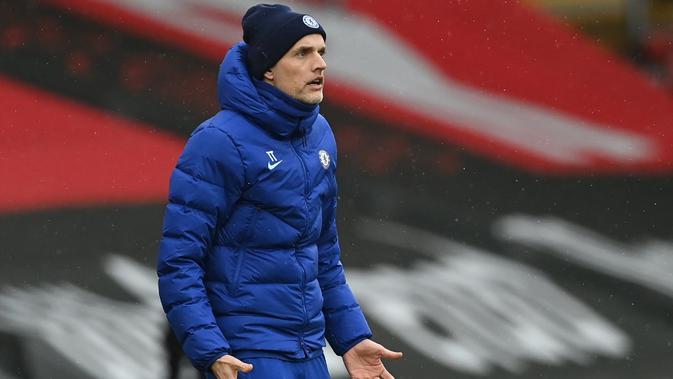 Manajer Chelsea, Thomas Tuchel, memberikan instruksi kepada pemainnya dalam laga laga pekan ke-25 Premier League 2020/2021 melawan Southampton di St Mary's Stadium, Sabtu (20/2/2021) malam WIB. (AFP/Neil Hall)