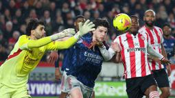 Tambahan satu angka membuat Arsenal tetap kukuh di puncak klasemen dengan koleksi 57 poin, unggul empat angka dari Manchester City yang membuntuti di posisi kedua. Di sisi lain, Brentford menempati peringkat ketujuh dengan raihan 40 poin, menjaga asa mereka untuk bersaing di zona Eropa. (AP Photo/Ian Walton)