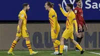 Bek Barcelona, Jordi Alba (kiri) berselebrasi dengan rekan-rekannya usai mencetak gol ke gawang Osasuna pada pertandingan lanjutan La Liga Spanyol di stadion El Sadar di Pamplona, Spanyol, Minggu (7/3/2021). Barcelona menang atas Osasuna 2-0. (AP Photo/Alvaro Barrientos)