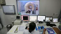 Pasien melakukan pemeriksaan kanker menggukan Positron Emission Tomography - Computed Tomography (PET-CT) di sela peluncuran kampanye SELANGKAH (SEmangat LAwan KANker) di MRCC Siloam Hospital, Jakarta (07/03/2023) (Liputan6.com)