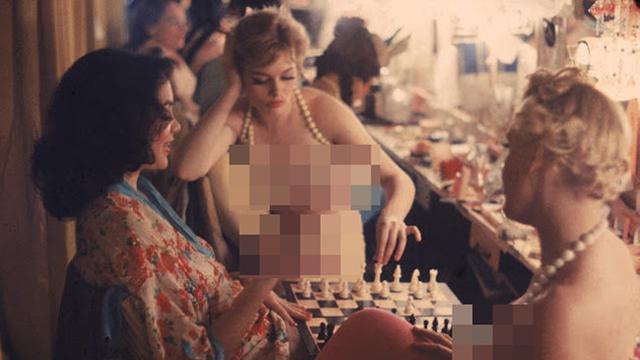 6 Potret Aktivitas Penari Diskotek Era 1950 di Belakang Panggung