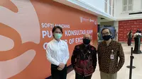 Peluncuran Pusat Konsultasi KUKM – Center of Excellence di SMESCO. (Ki-ka) CEO dan Co-Founder DANA Vincent Iswara, Menteri Koperasi & UKM Teten Masduki, Dirut Smesco Indonesia Leo Theosabrata.