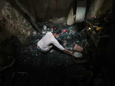 Warga mengais sisa barang yang masih bisa diselamatkan dari puing rumah yang terbakar di Jalan Kramat Pulo Dalam, Senen, Jakarta Pusat, Jumat (9/10/2026). (KLY/Budy Santoso)