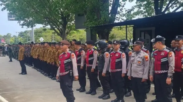 90 personel gabungan dikerahkan di Bandara Soetta untuk mengamankan kedatangan jenazah tiga prajurit TNI di Bandara Soekarno-Hatta (Soetta). (Dok. Antara)